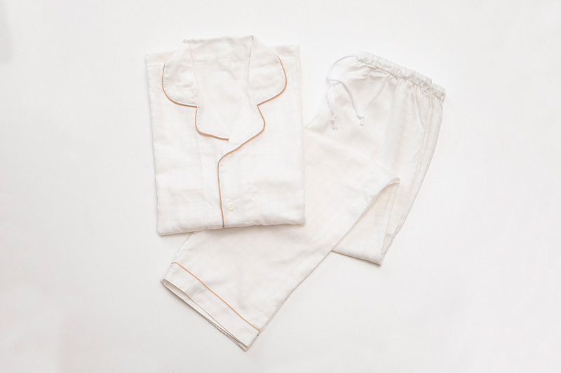 Nightwear (separated type) for adults